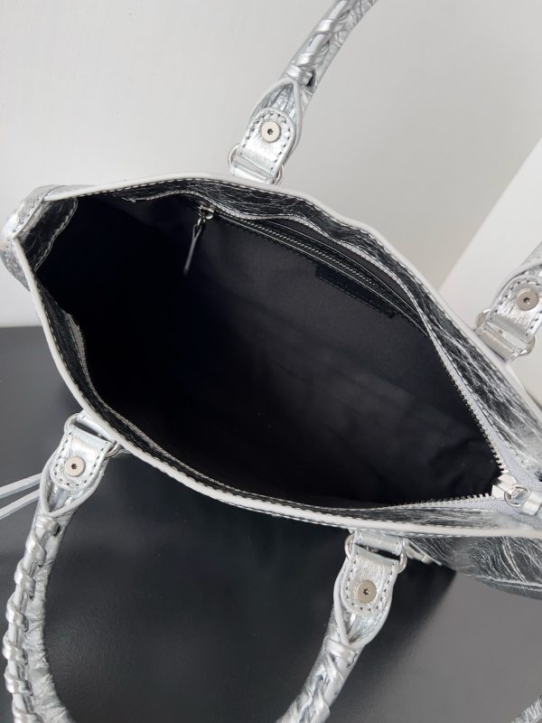 Petit sac Balenciaga Le City en cuir d’agneau métallique argenté – Image 2