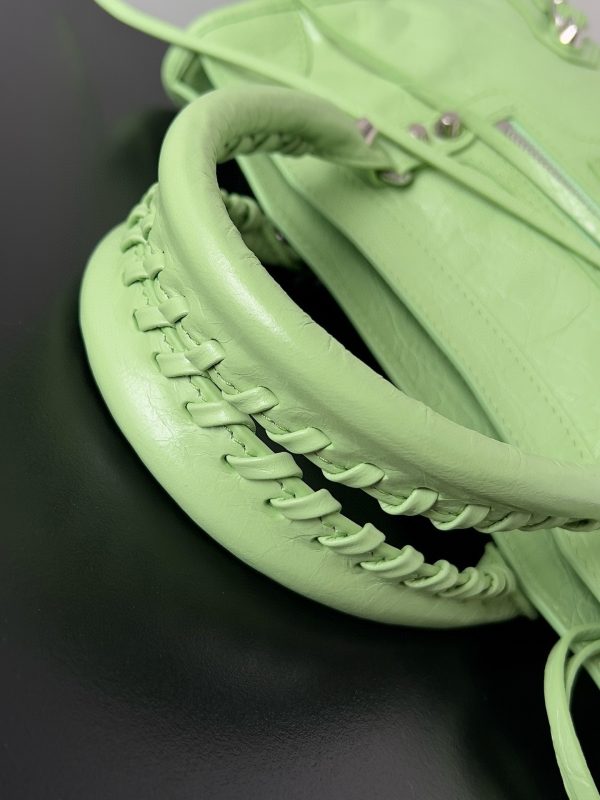 Petit sac Balenciaga Le City en cuir d’agneau Arena vert – Image 4