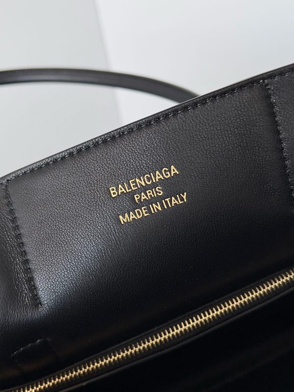 Sac Balenciaga Bel Air Carry All taille moyenne en cuir de veau noir – Image 10