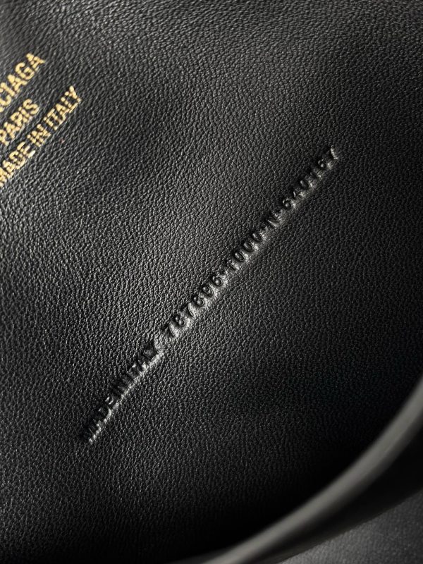 Sac Balenciaga Rodeo Mini en cuir de veau embossé crocodile noir – Image 7