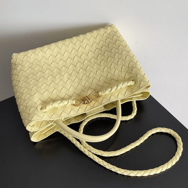 Réplique sac Bottega Veneta Andiamo moyen en Crème Glacée – Image 7