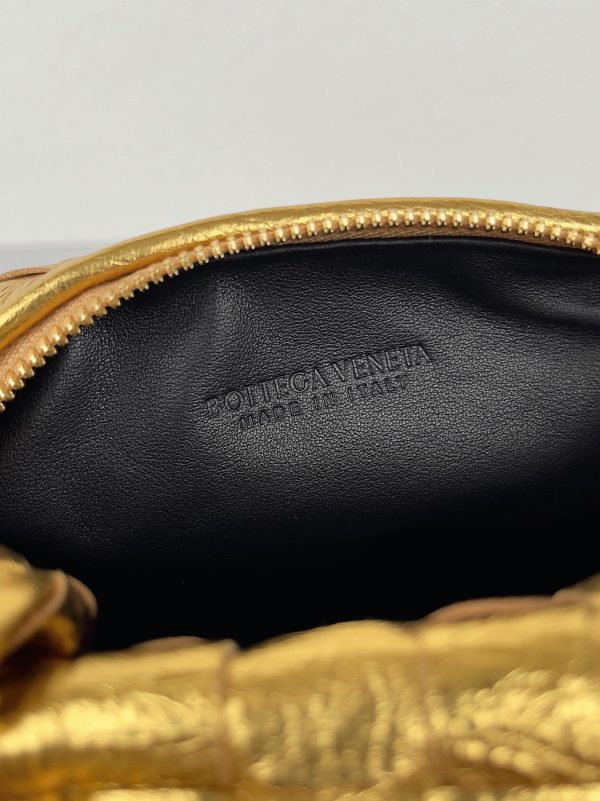 Faux Mini Sac Bottega Veneta BV Jodie en Or – Image 7