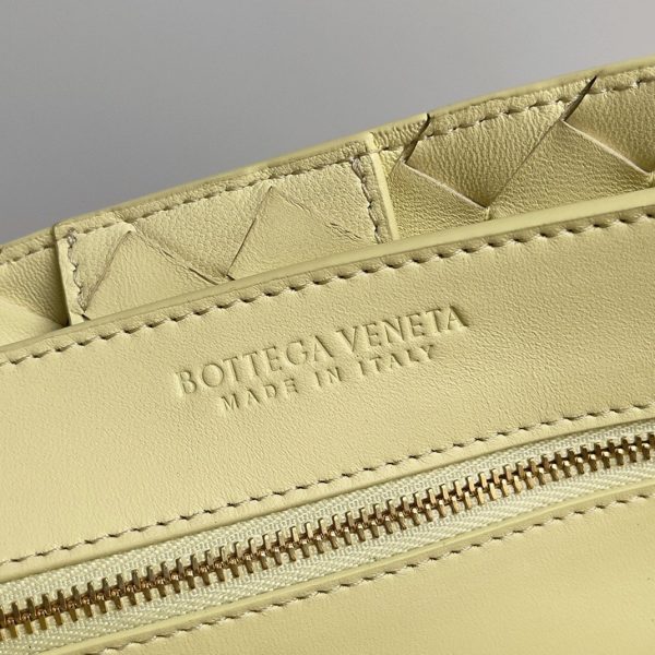 Réplique sac Bottega Veneta Andiamo moyen en Crème Glacée – Image 6