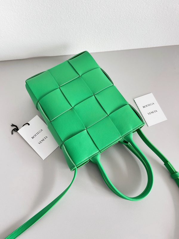 Réplique Bottega Veneta Cassette Mini Tote Bag en Perruche – Image 4