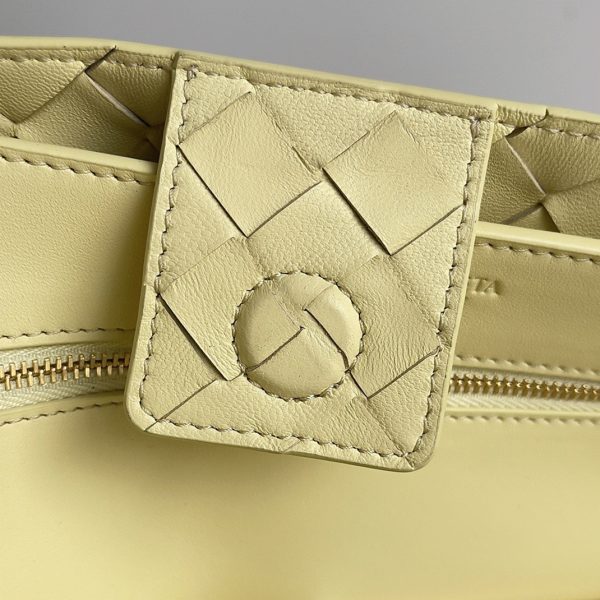 Réplique sac Bottega Veneta Andiamo moyen en Crème Glacée – Image 5