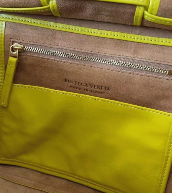 Réplique du sac Bottega Veneta Arco Small en cuir intrecciato jaune – Image 6