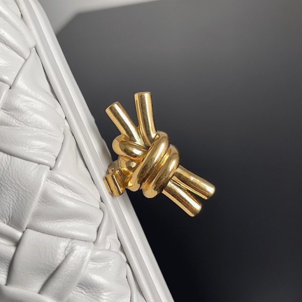 Réplique Bottega Veneta Knot Minaudiere Clutch en Foulard Blanc – Image 7