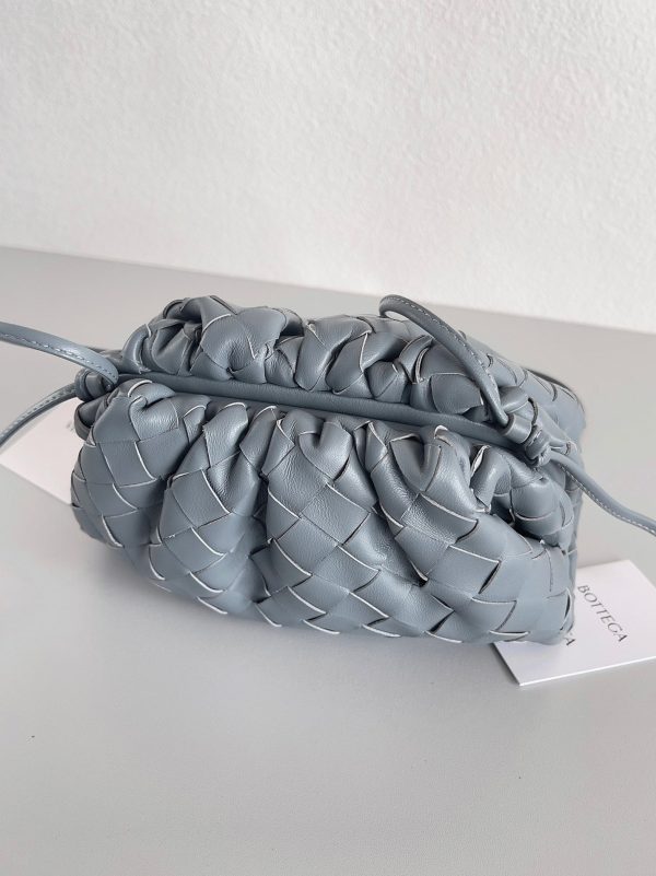 Réplique Mini Pochette Bottega Veneta avec Sangle en Thunder – Image 7