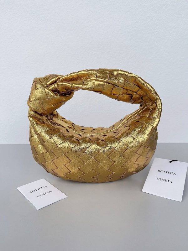 Faux Mini Sac Bottega Veneta BV Jodie en Or – Image 4