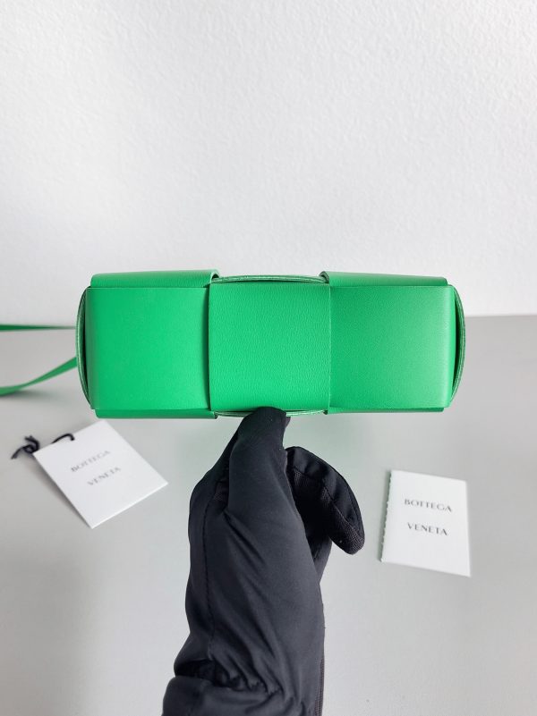Réplique Bottega Veneta Cassette Mini Tote Bag en Perruche – Image 7