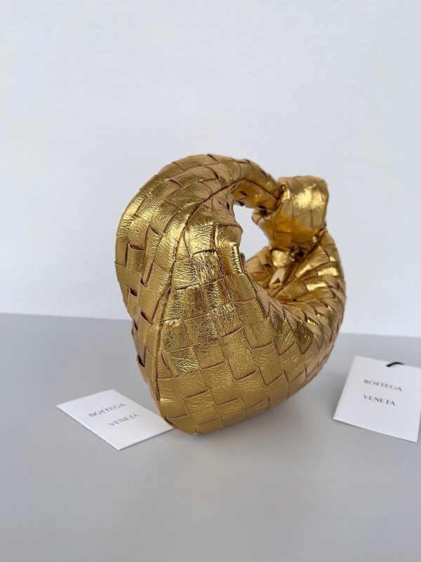 Faux Mini Sac Bottega Veneta BV Jodie en Or – Image 3