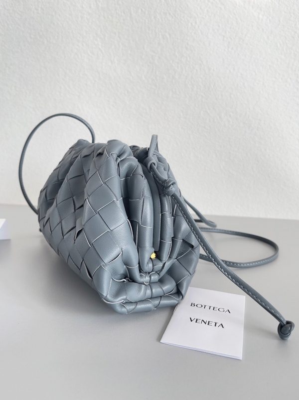 Réplique Mini Pochette Bottega Veneta avec Sangle en Thunder – Image 4