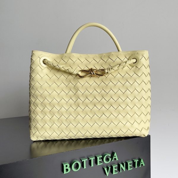 Réplique sac Bottega Veneta Andiamo moyen en Crème Glacée – Image 2
