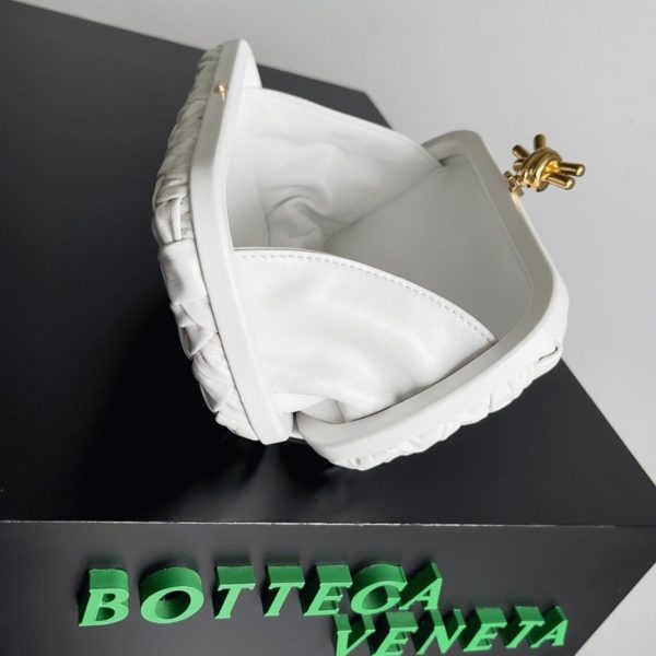 Réplique Bottega Veneta Knot Minaudiere Clutch en Foulard Blanc – Image 3