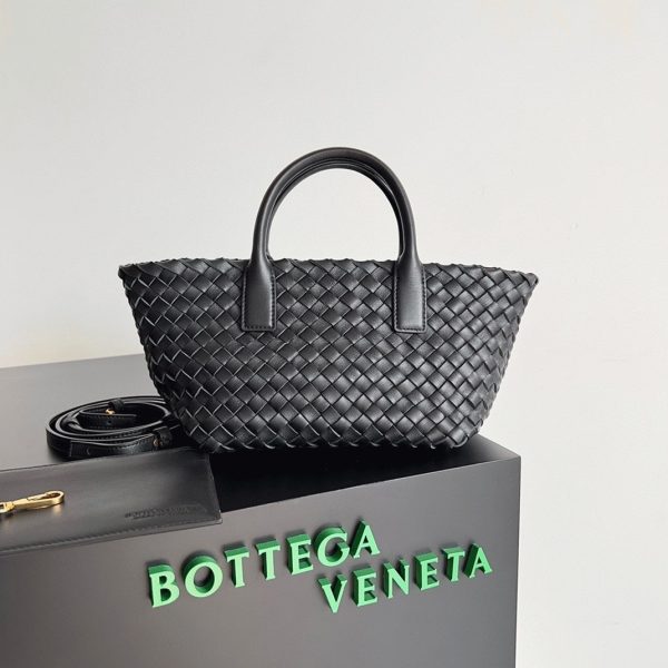 Réplique du sac Bottega Veneta Cabat Mini en cuir d’agneau intrecciato noir – Image 2