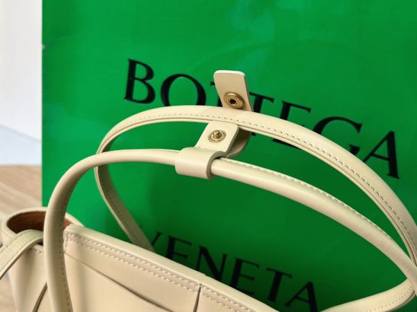 Réplique du sac Bottega Veneta Arco Mini en cuir de veau intrecciato beige – Image 9