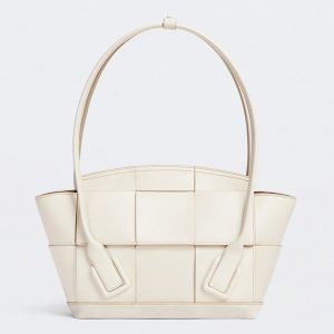 Fausse Bottega Veneta Arco Small en cuir intrecciato blanc