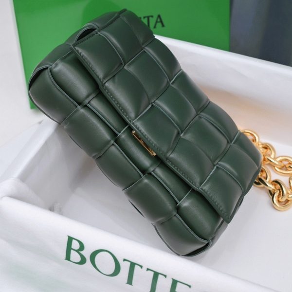 Contrefaçon du sac Bottega Veneta Chain Cassette en Raintree – Image 5