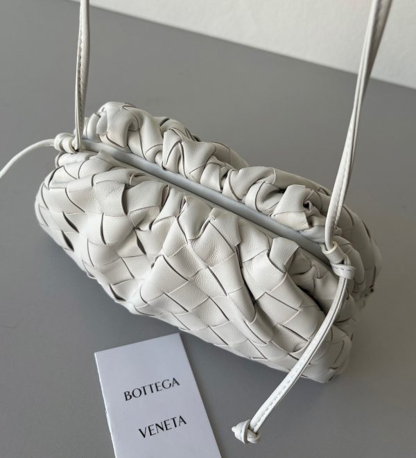 Faux sac Bottega Veneta Mini Pouch avec bandoulière en Blanc – Image 4