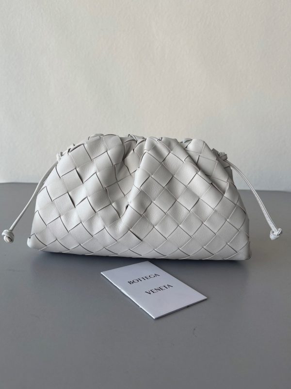Faux sac Bottega Veneta Mini Pouch avec bandoulière en Blanc – Image 2