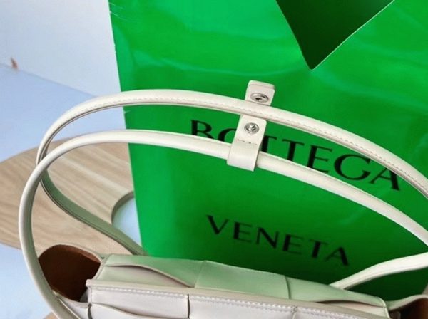 Fausse Bottega Veneta Arco Small en cuir intrecciato blanc – Image 8