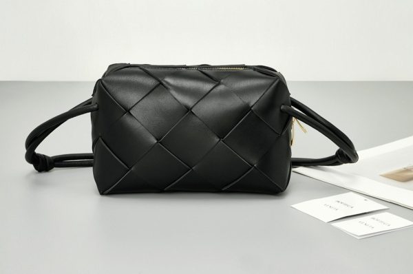Réplique petit sac Bottega Veneta Cassette Camera en Noir – Image 8