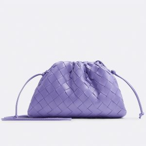 Contrefaçon sac Bottega Veneta Mini Pouch avec bandoulière en Wisteria