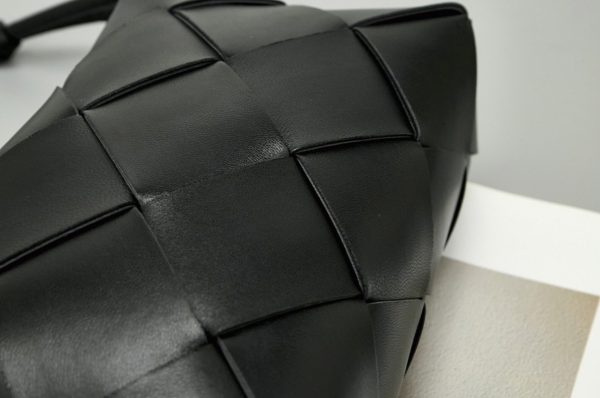 Réplique petit sac Bottega Veneta Cassette Camera en Noir – Image 7