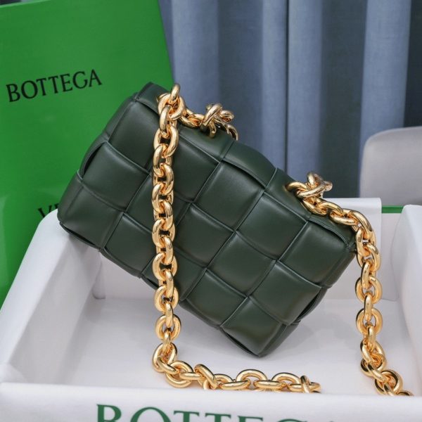 Contrefaçon du sac Bottega Veneta Chain Cassette en Raintree – Image 2