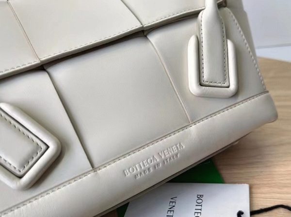 Fausse Bottega Veneta Arco Small en cuir intrecciato blanc – Image 6
