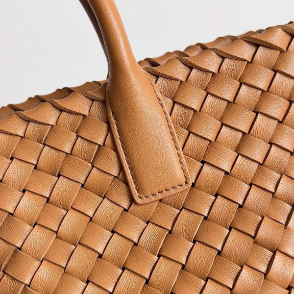 Fausse Bottega Veneta Cabat Mini en cuir d’agneau intrecciato caramel – Image 4