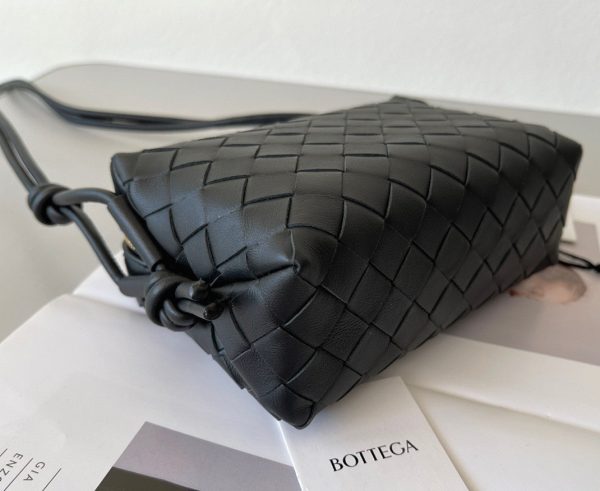 Faux Mini Sac Bottega Veneta Loop en Noir – Image 9