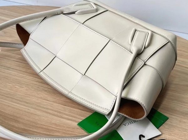 Fausse Bottega Veneta Arco Small en cuir intrecciato blanc – Image 5
