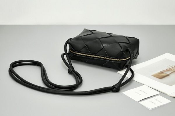 Réplique petit sac Bottega Veneta Cassette Camera en Noir – Image 5