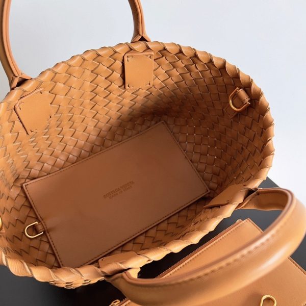 Fausse Bottega Veneta Cabat Mini en cuir d’agneau intrecciato caramel – Image 3
