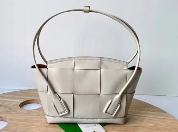 Fausse Bottega Veneta Arco Small en cuir intrecciato blanc – Image 4