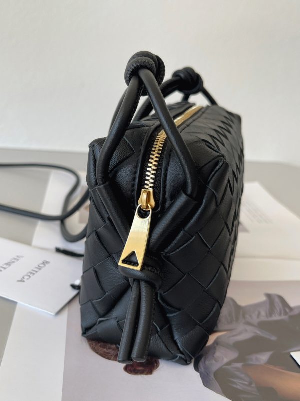 Faux Mini Sac Bottega Veneta Loop en Noir – Image 7