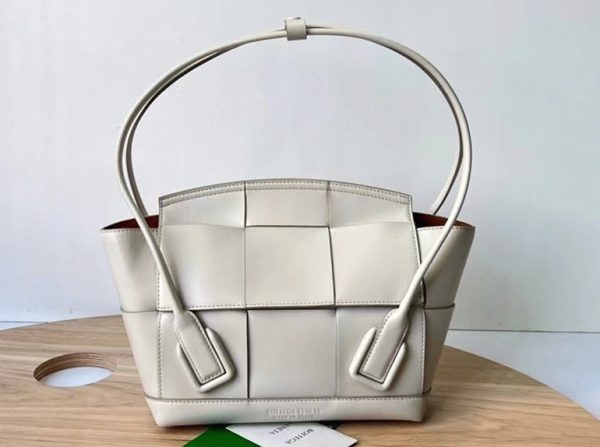 Fausse Bottega Veneta Arco Small en cuir intrecciato blanc – Image 3