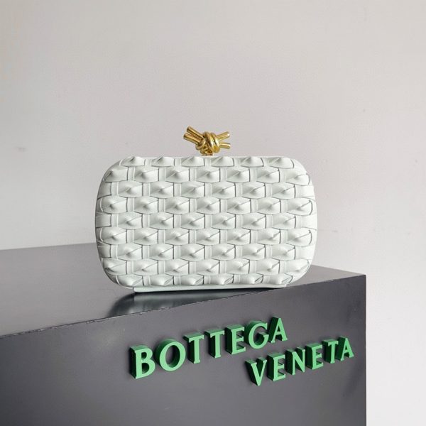Fausse Bottega Veneta Knot Minaudiere Clutch en Glacier – Image 10