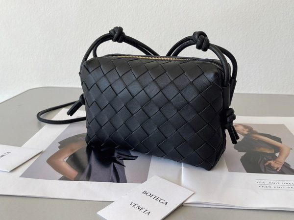Faux Mini Sac Bottega Veneta Loop en Noir – Image 6
