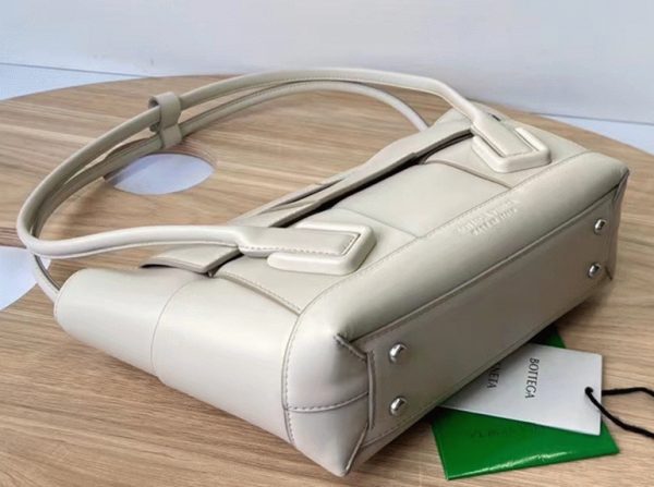 Fausse Bottega Veneta Arco Small en cuir intrecciato blanc – Image 2