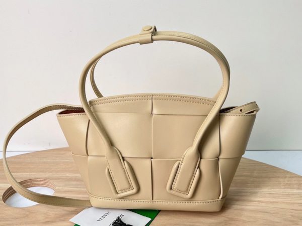 Réplique du sac Bottega Veneta Arco Mini en cuir de veau intrecciato beige – Image 10