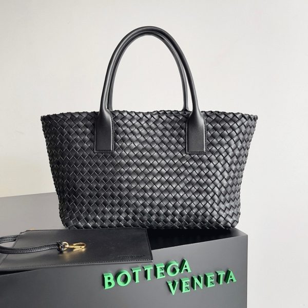 Fausse Bottega Veneta Cabat Medium en cuir d’agneau intrecciato noir – Image 9