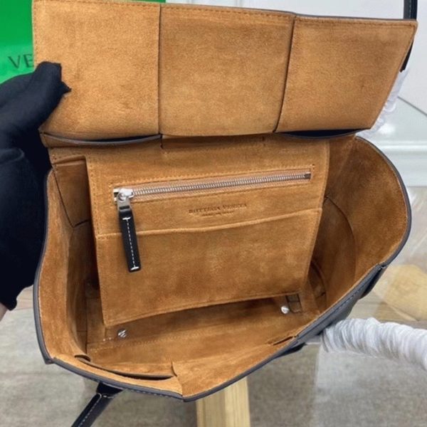Contrefaçon du sac Bottega Veneta Arco Small en cuir de veau intrecciato noir – Image 10