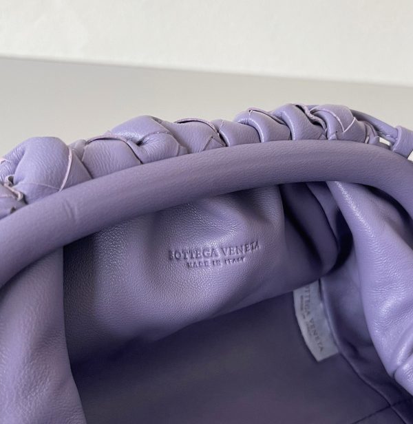 Contrefaçon sac Bottega Veneta Mini Pouch avec bandoulière en Wisteria – Image 2