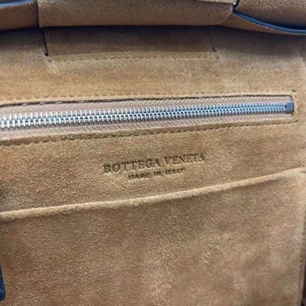Contrefaçon du sac Bottega Veneta Arco Small en cuir de veau intrecciato noir – Image 9