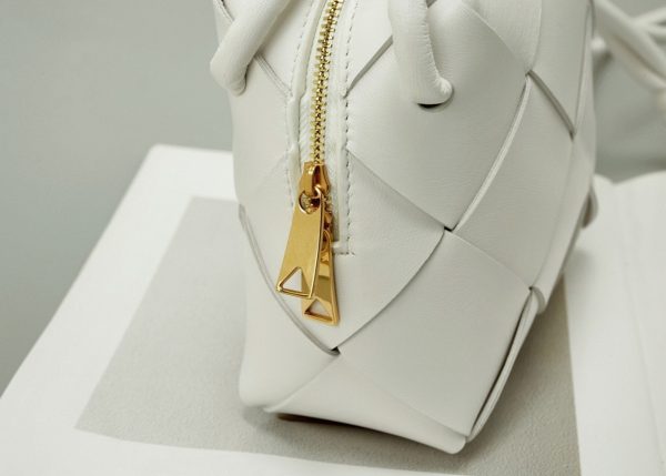 Faux mini sac Bottega Veneta Cassette Camera en Blanc – Image 10