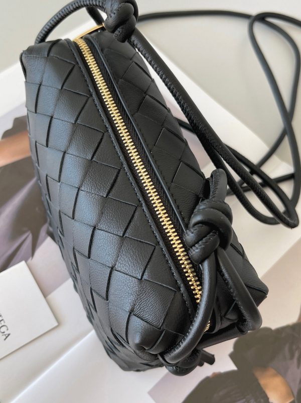 Faux Mini Sac Bottega Veneta Loop en Noir – Image 4