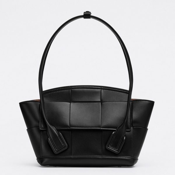 Contrefaçon du sac Bottega Veneta Arco Small en cuir de veau intrecciato noir