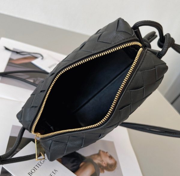 Faux Mini Sac Bottega Veneta Loop en Noir – Image 3